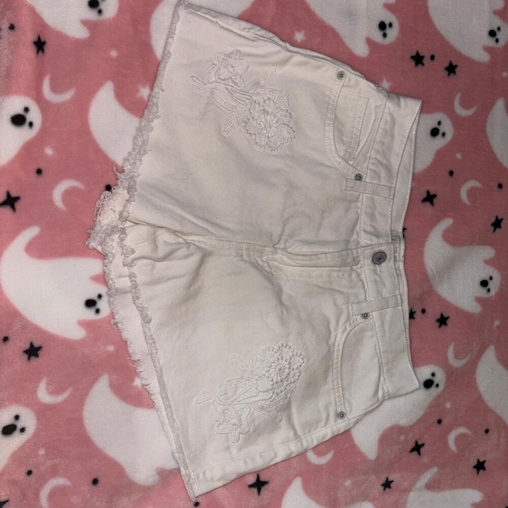 White denim shorts with embroidered